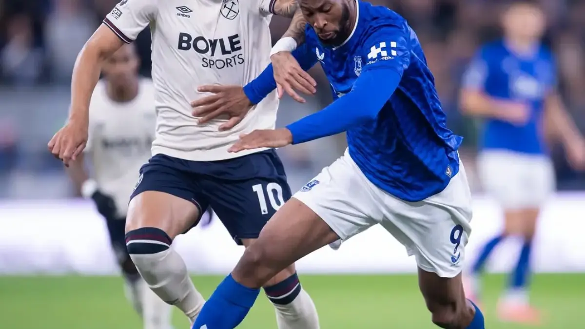 Pemain Everton berduel dengan pemain West Ham dalam laga Premier League di Hill Dickinson Stadium.