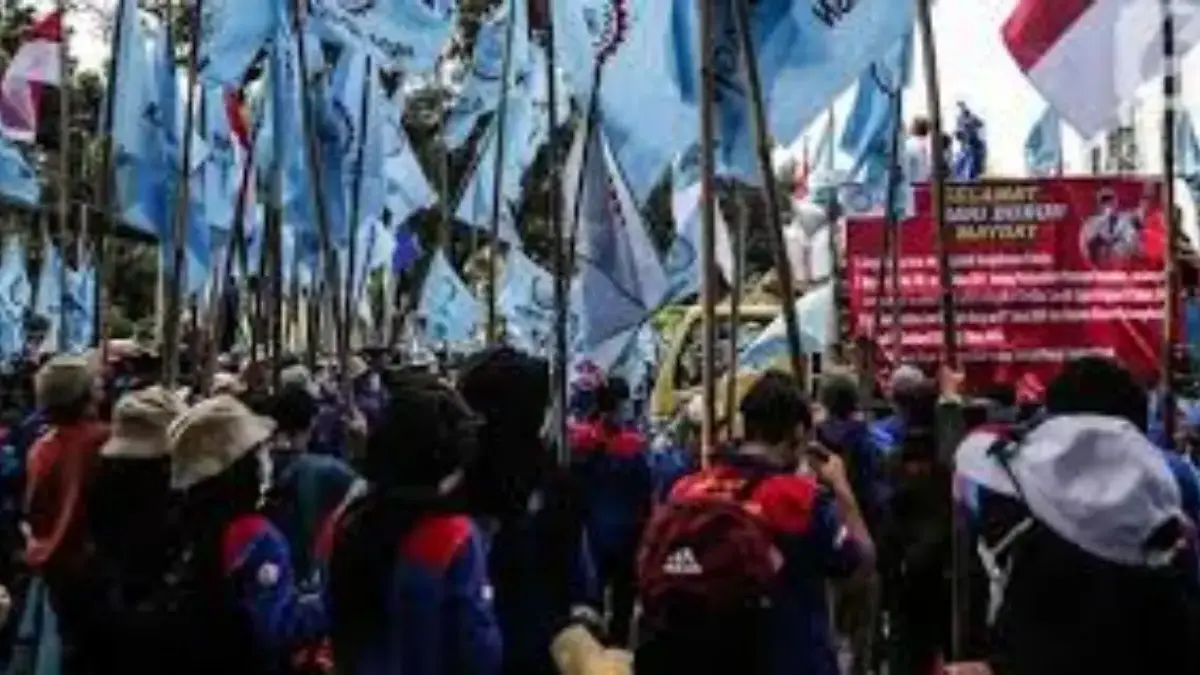 aksi unjuk rasa di front kawasan Monumen Nasional (Monas). Foto: tangkapan layar depan radarcirebon.tv