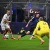 Pemain Inter Milan Denzel Dumfries mencetak gol ke gawang Slavia Praha yang dijaga Jindrich Stanek, dalam laga