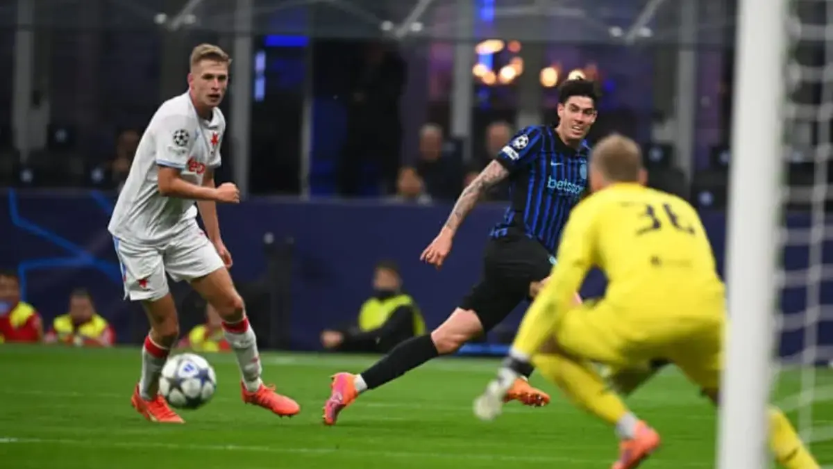 Pemain Inter Milan Denzel Dumfries mencetak gol ke gawang Slavia Praha yang dijaga Jindrich Stanek, dalam laga