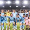 Foto tim Inter Miami CF dengan Lionel Messi dan rekan setim berpose bersama mascot sebelum pertandingan MLS.
