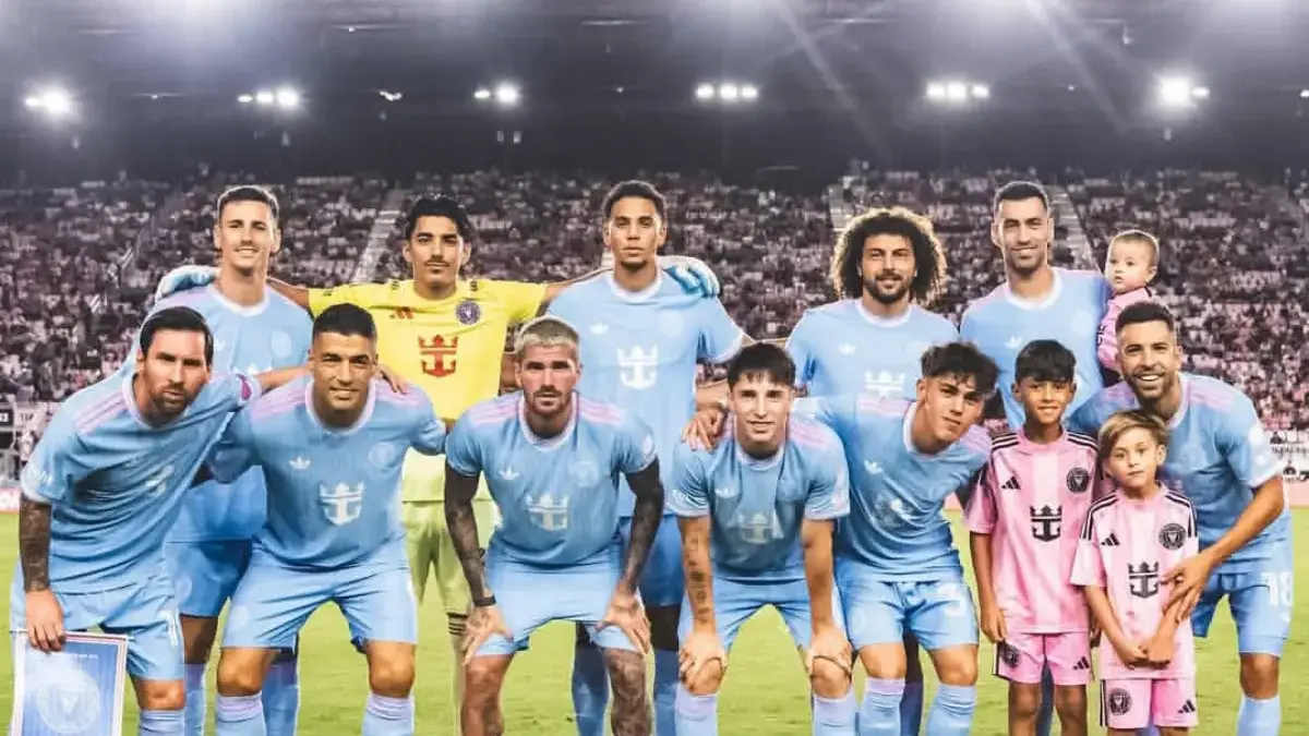 Magis Lionel Messi! Hattrick Assist Bawa Inter Miami Lumat New England Revolution 4-1 Foto tim Inter Miami CF dengan Lionel Messi dan rekan setim berpose bersama mascot sebelum pertandingan MLS.