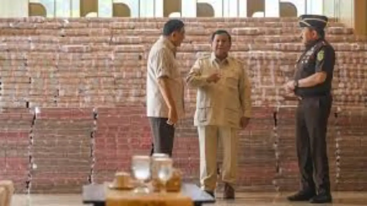 Disaksikan Prabowo, Tumpukan uang 13 T kasus korupsi cpo. Foto: tangkapaan layar depan radarcirebon.tv