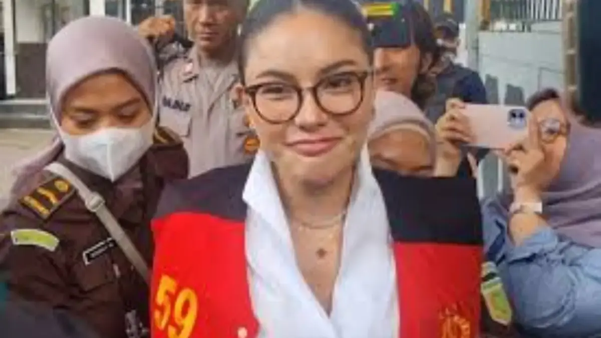 Hasil Sidang Nikita Mirzani Divonis 4 Tahun Penjara dan Denda 1 Miliar hasil sidang nikita mirzani. Foto: tangkapan layar depan radarcirebon.tv