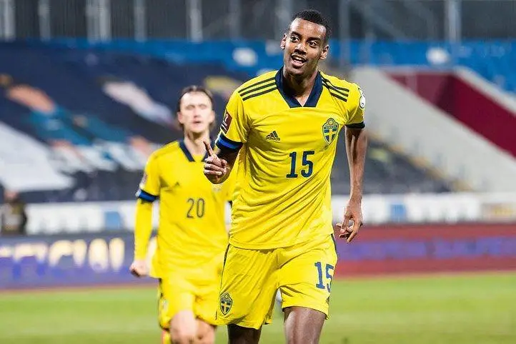 Cedera Belum Pulih, Isak Tampil Loyo Saat Swedia Kalah Telak! foto