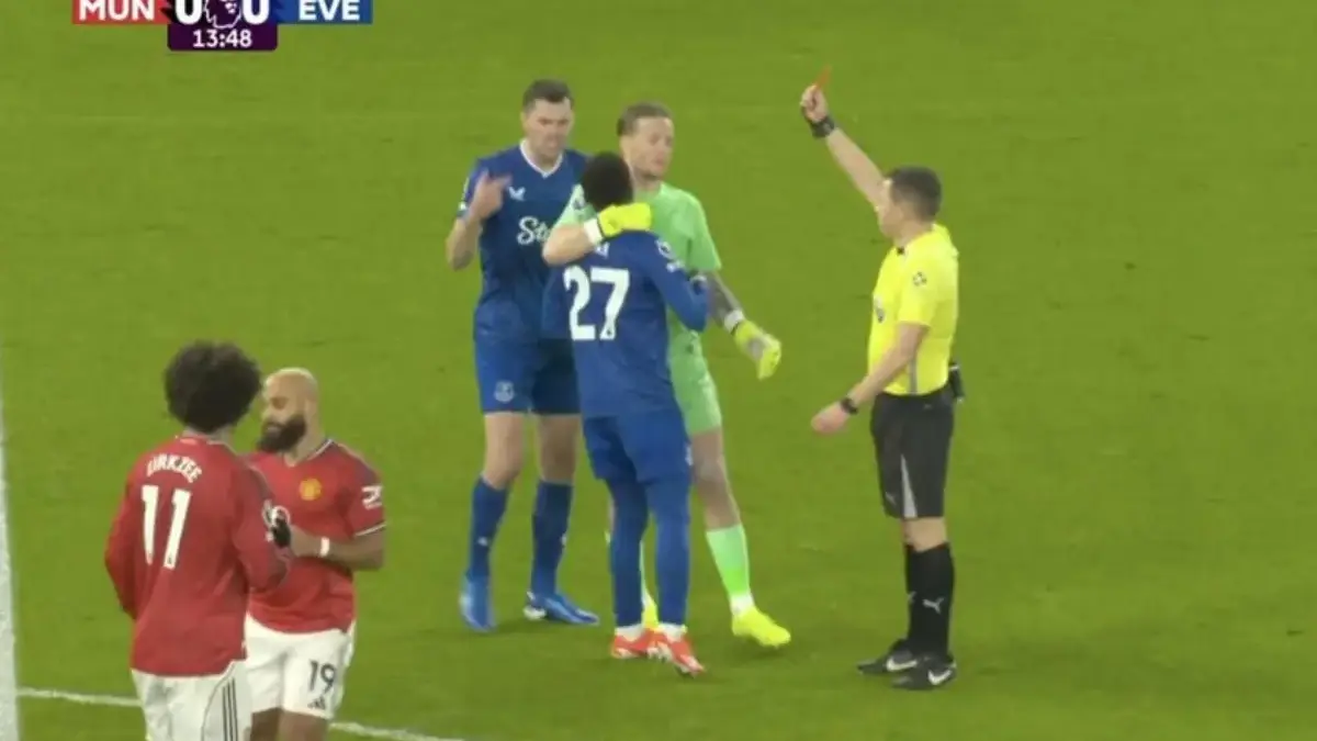 Kartu Merah Paling Aneh! Gueye Tampar Rekan Sendiri, Everton Malah Menang Lawan MU foto