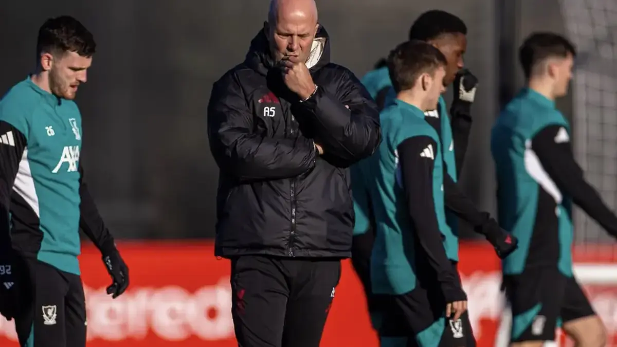 Arne Slot di Tengah Badai: Klaim Dukungan Penuh Petinggi Liverpool di Tengah Krisis Performa Arne Slot