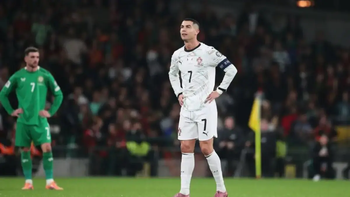 Cristiano Ronaldo usai mendapatkan kartu merah di laga melawan Irlandia pada lanjutan Kualifikasi Piala Dunia
