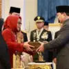 Potret kaka Almh.Marsinah menerima penghargaan dari pemerintah