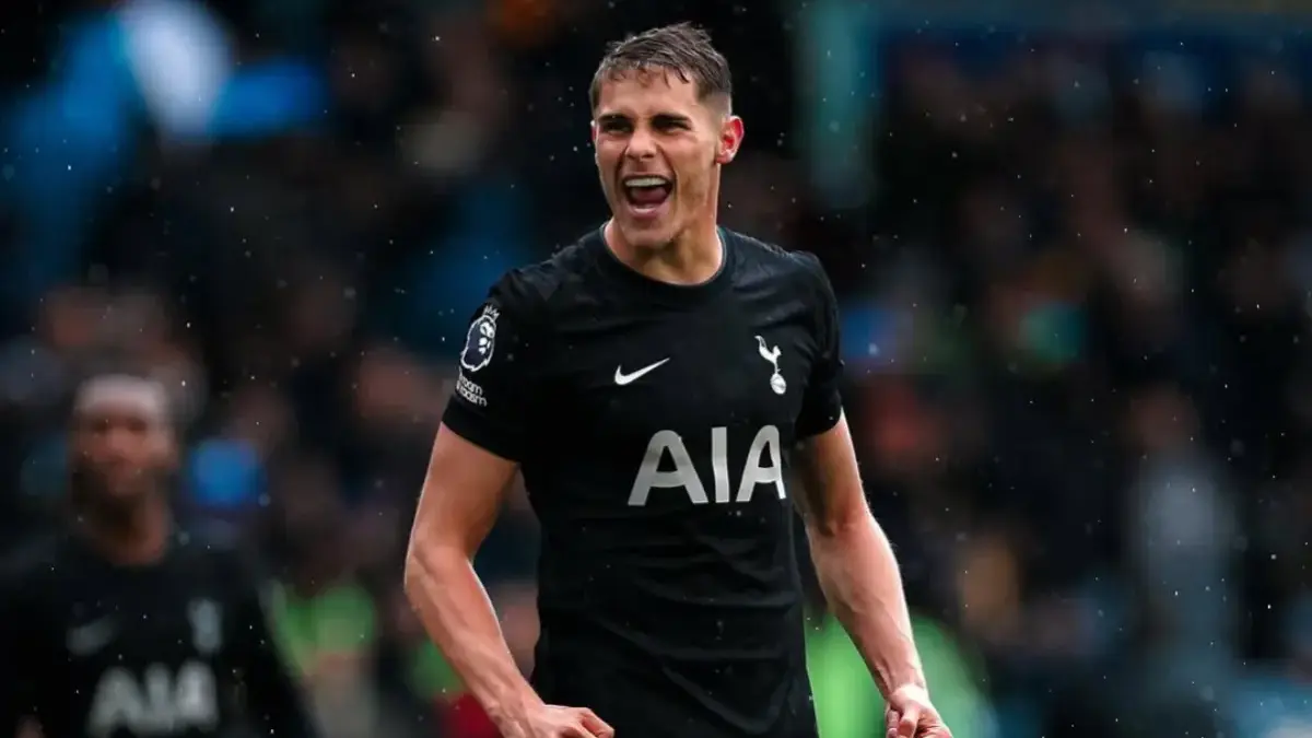 Solo Run Dari Belakang : Micky Van de Ven Cetak Gol Spektakuler, Disebut Bek Terbaik Premier League Musim Ini Sepakbola Dunia