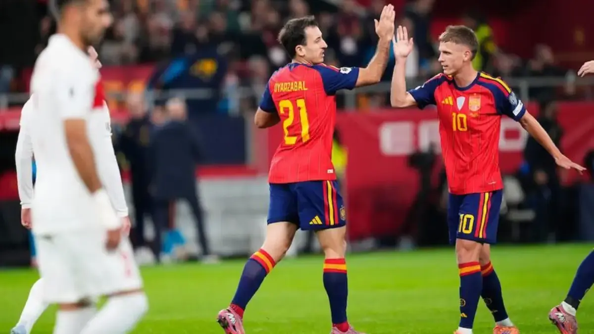 Mikel Oyarzabal merayakan gol kedua Spanyol dalam laga Kualifikasi Piala Dunia 2026 Grup E melawan Turki di Se