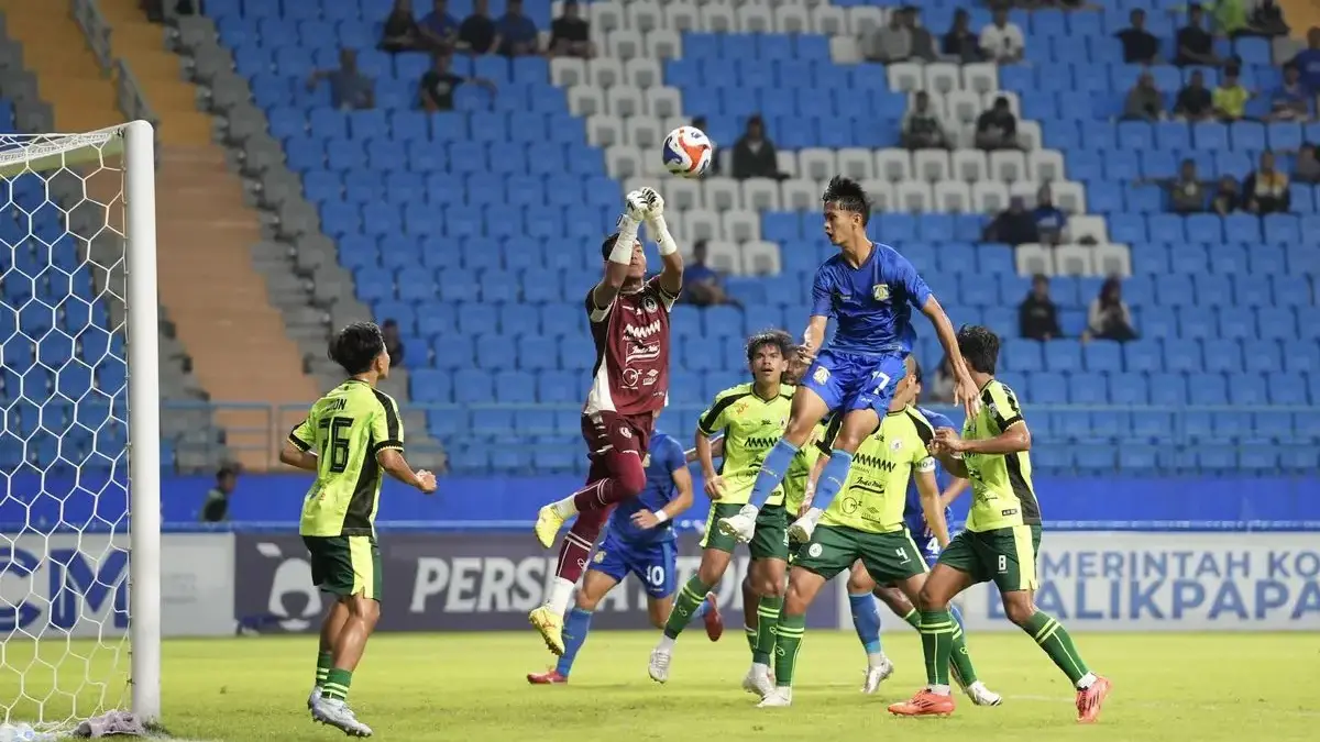 Pemain Persiba Lorensius Amanat Sabda (jersey biru) berebut bola dengan pemain PSS pada pertandingan Grup 2 Pe