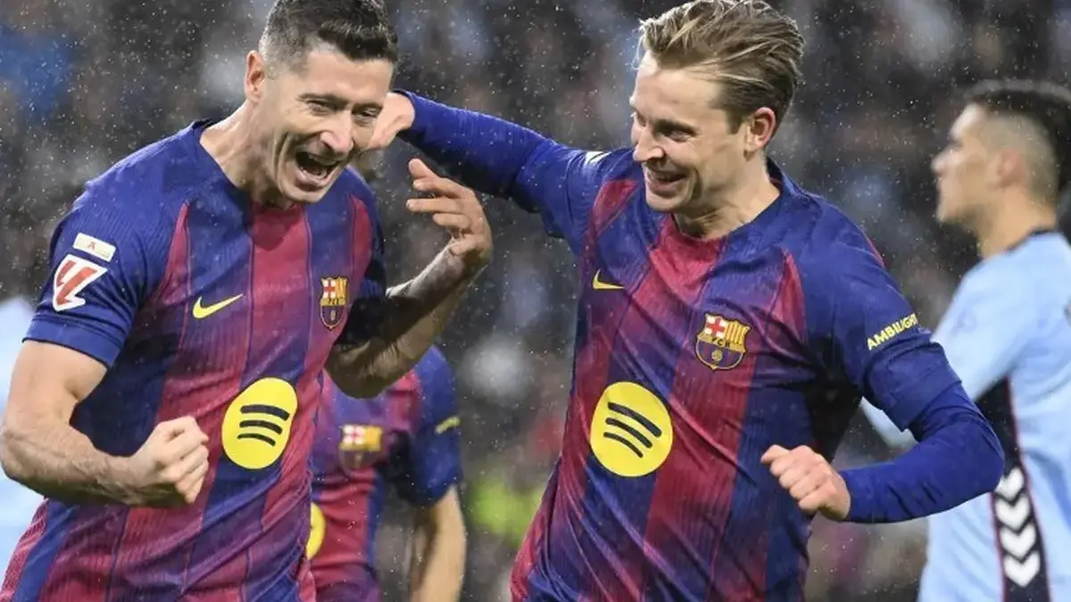 Robert Lewandowski merayakan gol pembuka dalam pertandingan sepak bola Liga Spanyol antara RC Celta Vigo vs FC