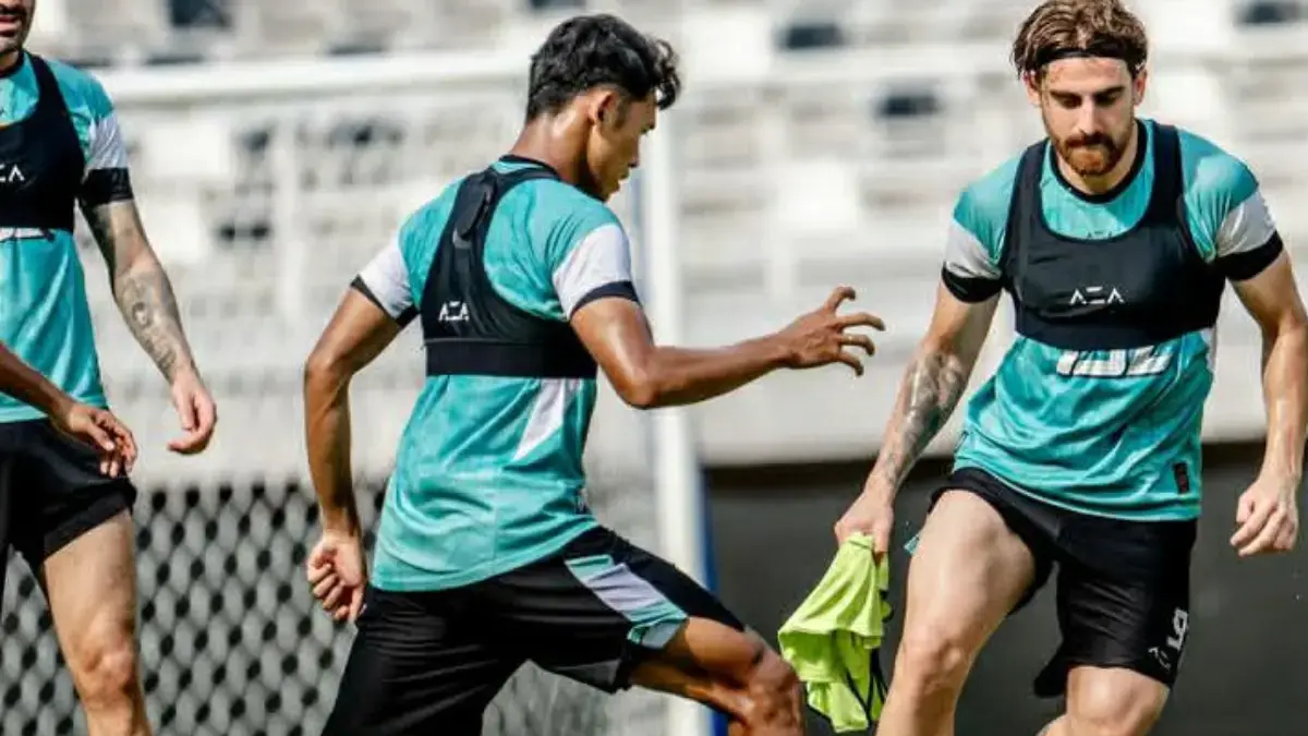 Prediksi Taktik Derbi Jatim: Persebaya vs Arema, Duel Emosi dan Adu Cerdik yang Menentukan Hasil Akhir BRI Super League 2025/2026