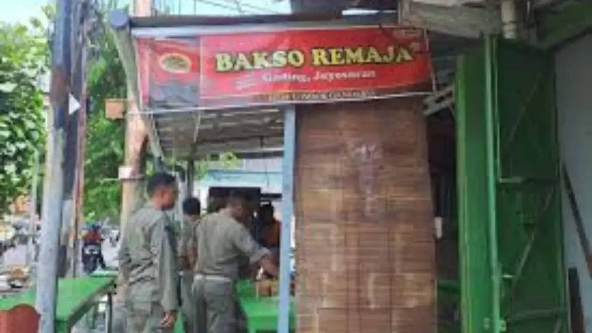 Warung Bakso Remaja Gading Sementara Ditutup Diduga Gunakan Bahan Non Halal bakso remaja gading ditutup. Foto: tangkapan layar depan radarcirebon.tv