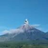 erupsi gunung semeru. Foto: tangkapan layar depan radarindramayu.id