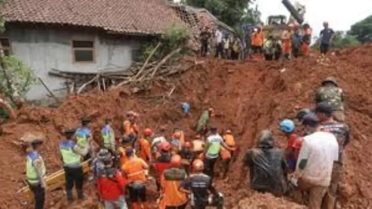 update longsor cilacap 13 orang tewas dan 10 belum ditemukan. Foto: tangkapan layar depan radarcirebon.tv