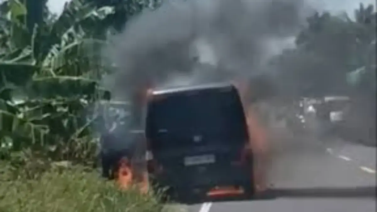 Mobil Pengangkut Uang Terbakar. Menyebabkan Rp. 4,6 Miliar Hangus Terbakar bersama Kendaraan mobil pengangkut uang terbakar. Foto: tangkapan layar depan radarcirebon.tv