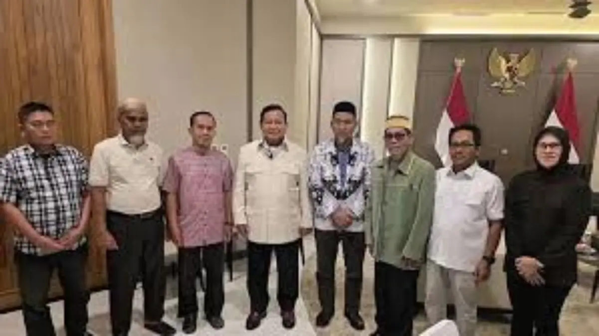Presiden Prabowo Subianto Rehabilitasi 2 Guru SMA di Luwu Utara prabowo rehabilitasi 2 guru. Foto: tangkapan layar depan radarcirebon.tv