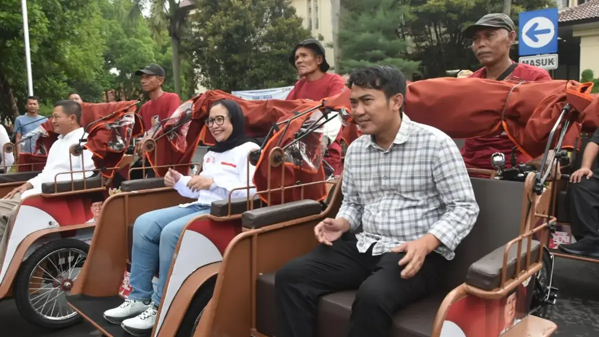 Presiden Beri 100 Becak Listrik, Pemkab Cirebon Dorong Pemanfaat Becak Listrik Untuk Wisata 100 pebecak lanjut usia (lansia) di Kabupaten Cirebon menerima bantuan becak listrik