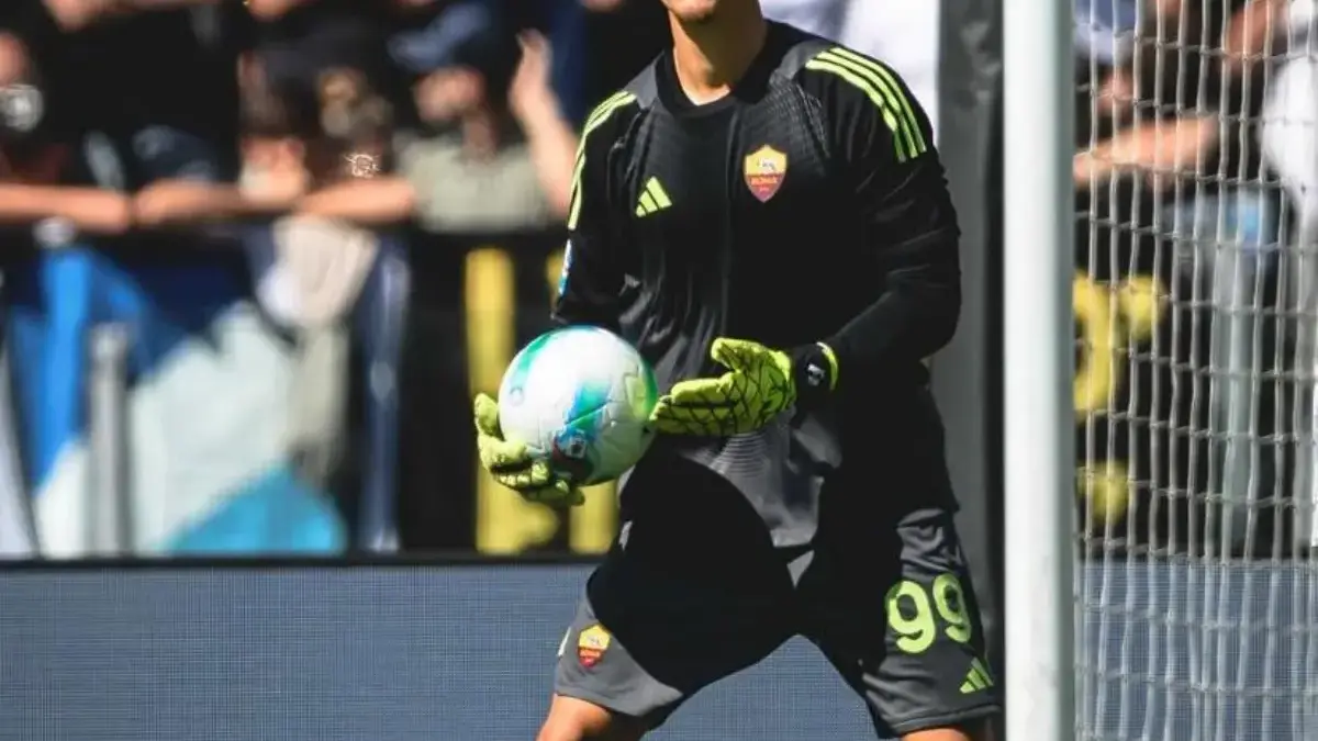 Mile Svilar penjaga gawang AS Roma