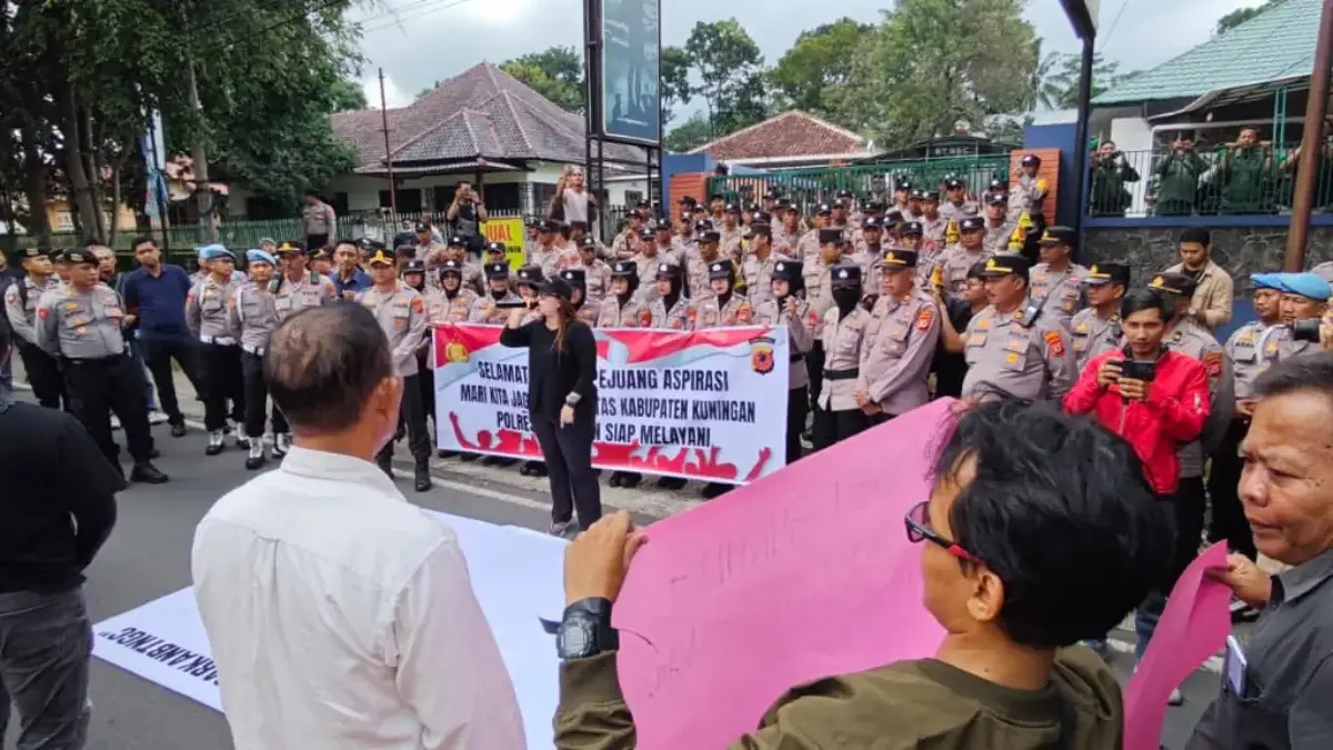 Ratusan Massa ALAMKU Geruduk Balai TNGC, Protes Kerusakan Lereng Ciremai dan Krisis Air di Desa Penyangga Aliansi Masyarakat Kuningan menggelar aksi demonstrasi di depan Balai Taman Nasional Gunung Ciremai (BTNGC), J
