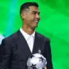 christiani ronaldo dapat penghargaan liga champion.