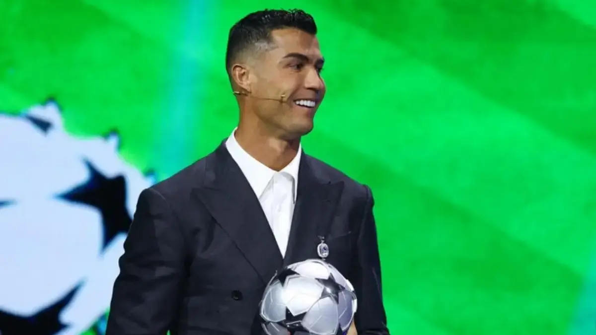 christiani ronaldo dapat penghargaan liga champion.