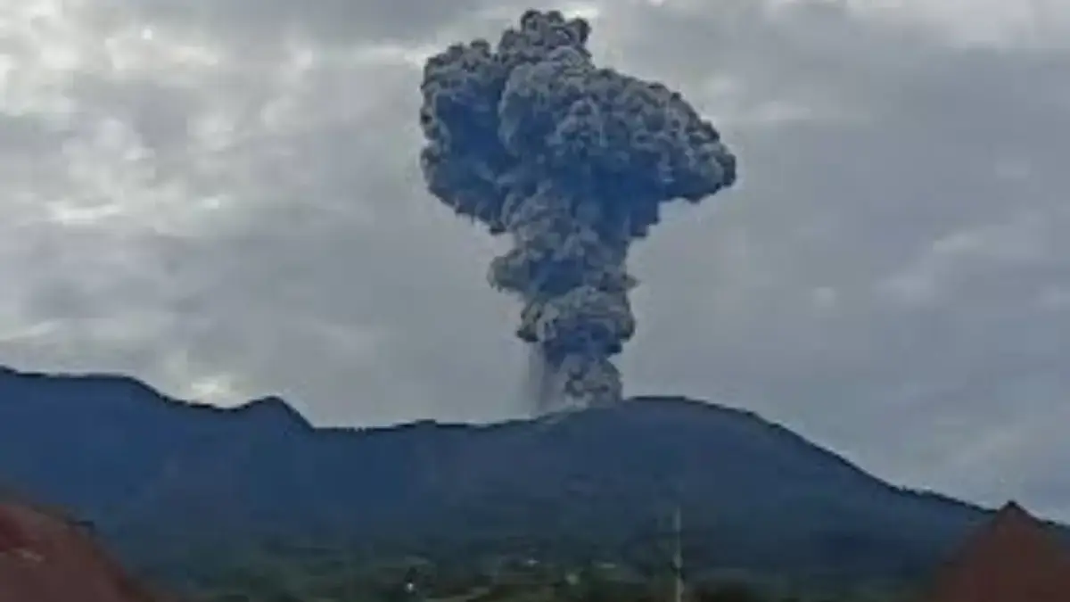 Banjir Belum Surut, Gunung Marapi Erupsi Abu Vulkanik Landa Kabupaten Agam gunung marapi erupsi foto: tangkapan layar depan radarcirebon.tv
