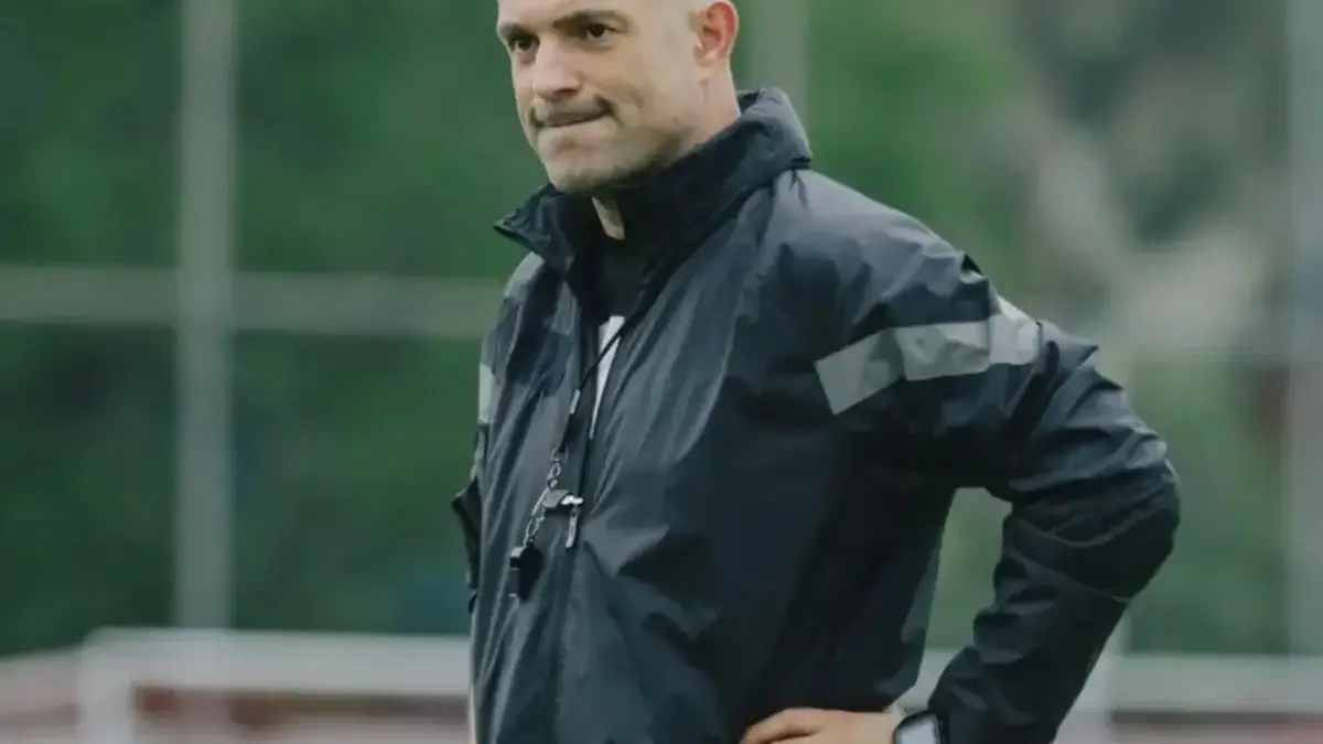 Belum Genap Sebulan, Bernardo Tavares Sudah Terpikat Bonek: “Atmosfernya Luar Biasa” Bernardo Tavares Pimpin Latihan Perdana Persebaya, Bruno Moreira Tegaskan Tim Siap Hadapi Malut United