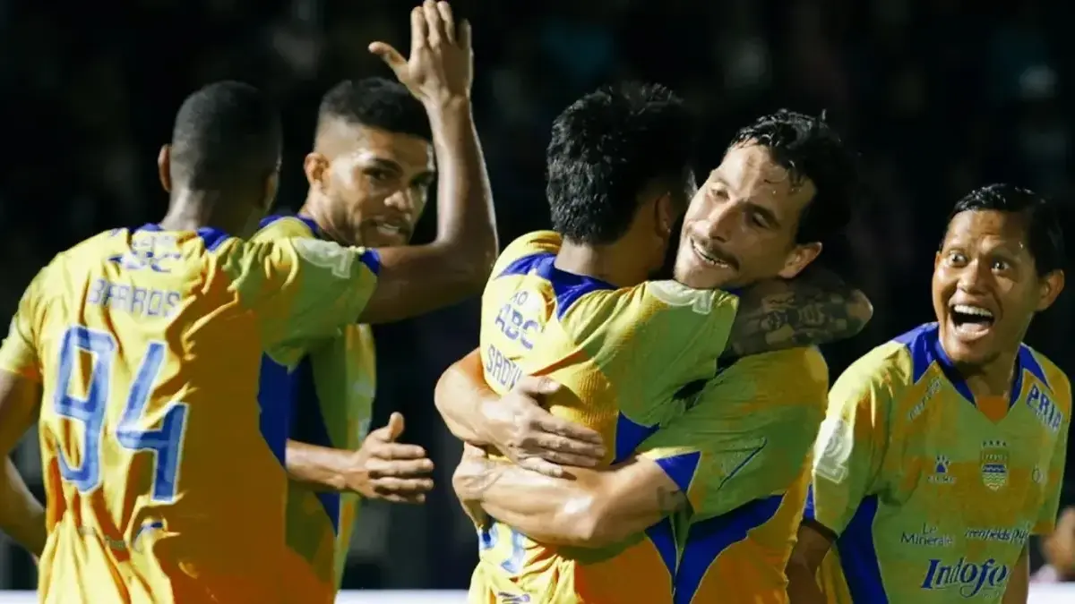 Buyar di Penghujung Laga: Persib Bandung Gagal Amankan Tiga Poin Usai Kebobolan Lawan Persik Kediri Sepakbola Indonesia