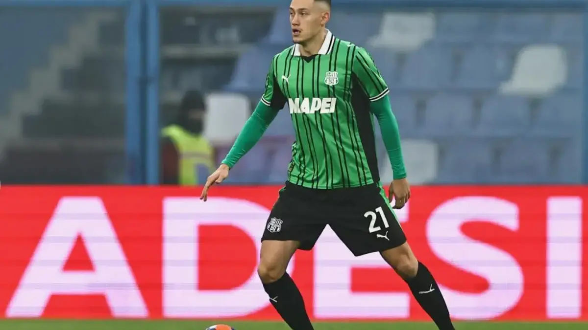 Dilirik AC Milan, Sassuolo Tegaskan Jay Idzes dan Muharemovic Bukan untuk Dijual foto
