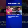 Truk Pengangkut Kertas Terbalik