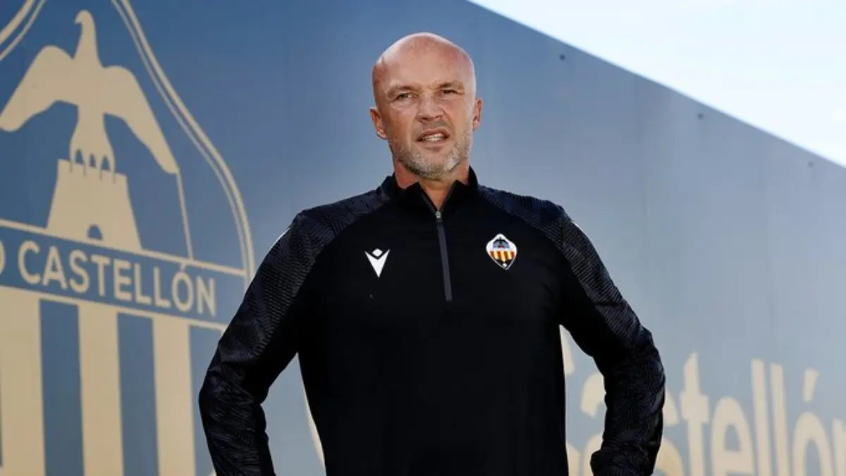 Mengenal Dick Schreuder, Kandidat Pelatih Ajax, Saat Maarten Paes Bersiap Debut foto