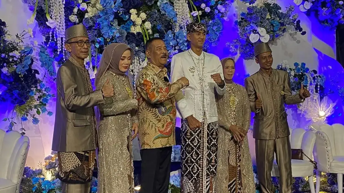 Hanya Berjarak Dua Hari Usai Laga di Solo, Bek Muda Persib Berlabel Timnas Indonesia Resmi Melepas Masa Lajang Hanya Berjarak Dua Hari Usai Laga di Solo, Bek Muda Persib Berlabel Timnas Indonesia Resmi Melepas Masa Lajang