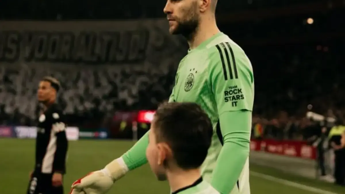 Debut Memukau Maarten Paes di Ajax dengan 7 Penyelamatan Debut Memukau Maarten Paes di Ajax dengan 7 Penyelamatan