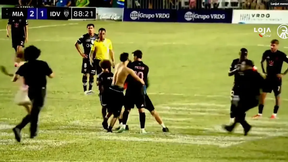 Messi Jadi Korban Euforia Fans, Laga Uji Coba Inter Miami Diwarnai Kericuhan foto