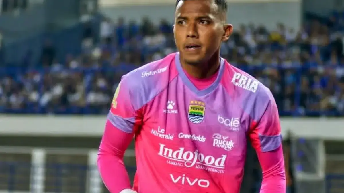 Tak Tergoyahkan di Bawah Mistar, Kiper Persib Bandung Pimpin Clean Sheet Super League Berkat Sentuhan Legenda Teja Paku Alam