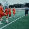 John Herdman Memberi nstruksi Taktik Menggunakan Papan Tulis Kepada Pemain Timnas Indonesia di Sesi Latihan