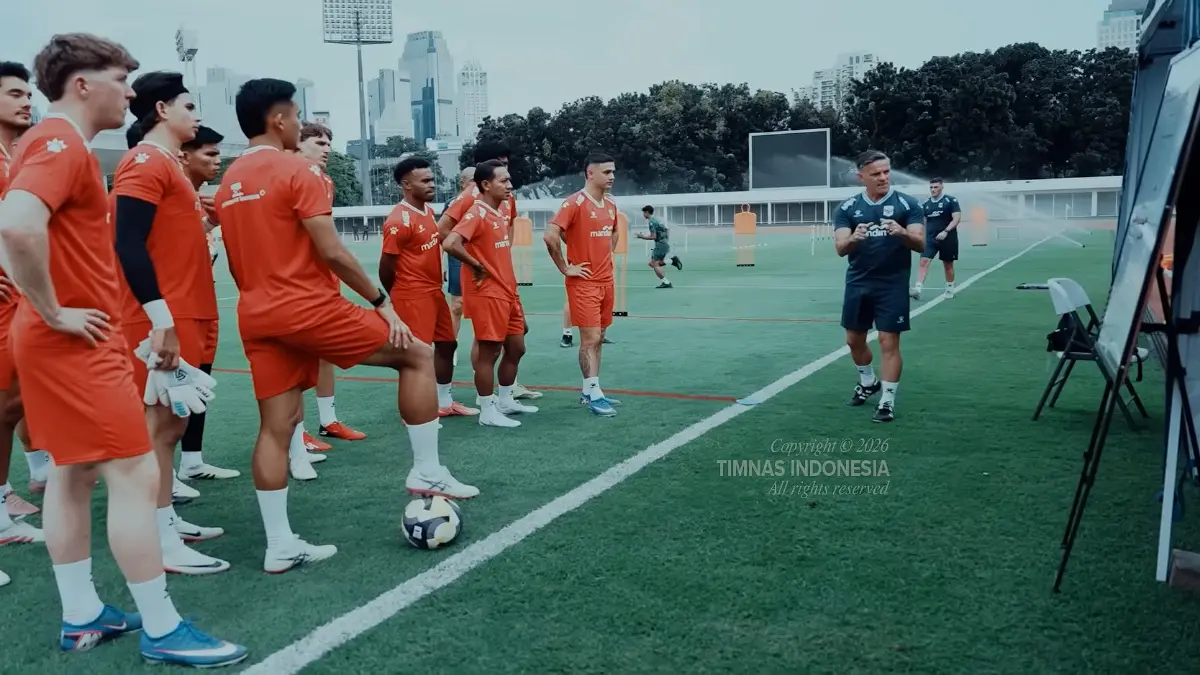 Revolusi Dingin John Herdman: 3 Perubahan Taktik yang Ubah Wajah Timnas Indonesia John Herdman Memberi nstruksi Taktik Menggunakan Papan Tulis Kepada Pemain Timnas Indonesia di Sesi Latihan