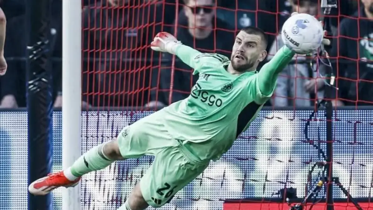 Aksi Heroik di Bawah Mistar, Rating Bagus Maarten Paes Bantu Ajax Taklukkan Heracles Rating Bagus Maarten Paes Bantu Ajax Taklukkan Heracles