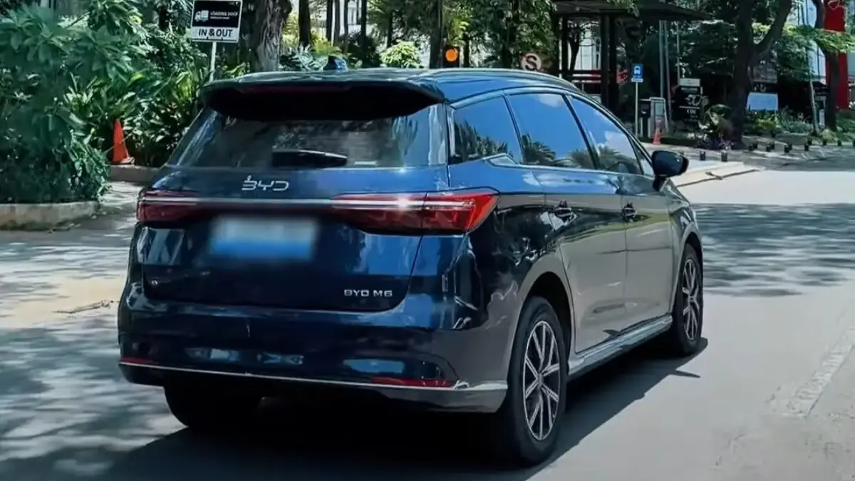 BYD M6
