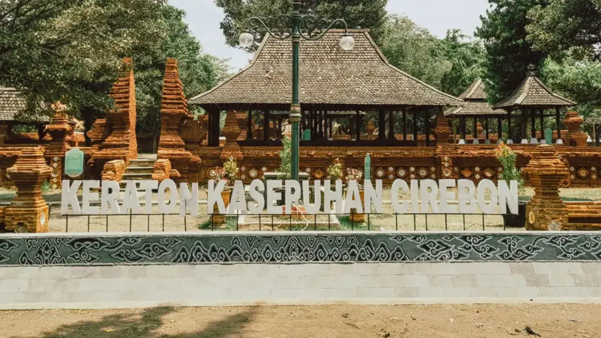Keraton Kasepuhan Cirebon tampak depan dengan arsitektur klasik
