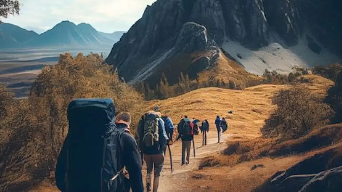 Ilustrasi mendaki gunung