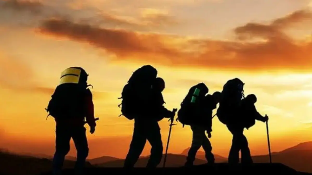 Ilustrasi mendaki gunung