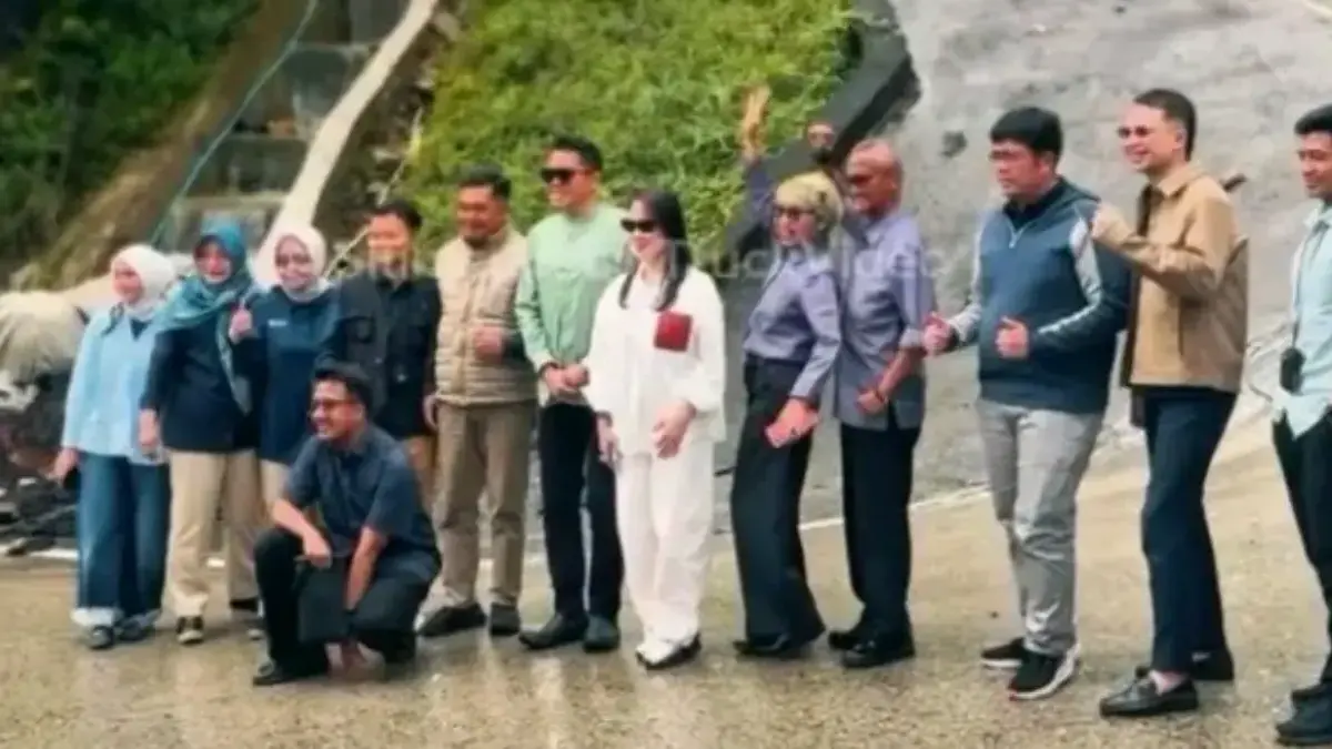 Aksi rombongan pejabat yang berhenti dan berfoto di jalur ekstrem Sitinjau Lauik, Kota Padang