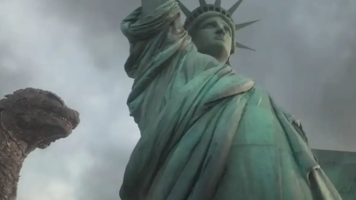 Makhluk kaiju raksasa itu terlihat melangkah di jalan raya menuju Patung Liberty