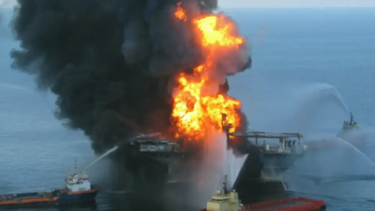 Ledakan besar yang terjadi di anjungan pengeboran lepas pantai Deepwater Horizon pada 20 April 2010