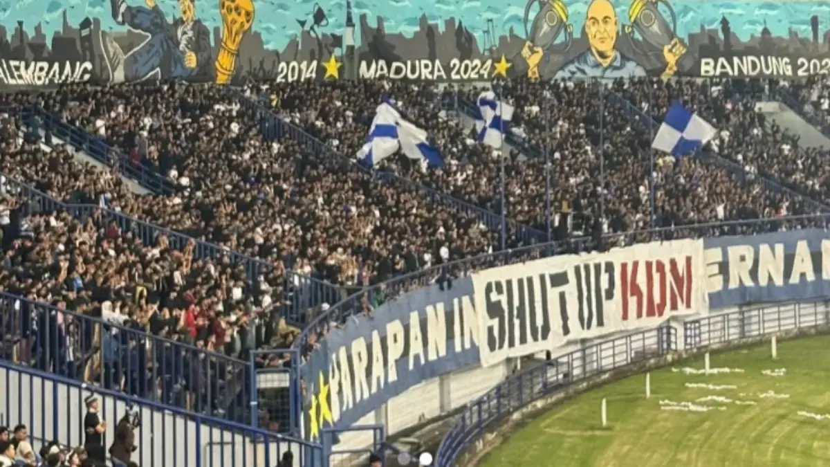 Pesan Keras di Balik Banner \'Shut Up KDM\' di Stadion GBLA, Sinyal Tegas Bobotoh Tolak Politisasi Persib