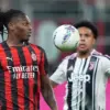 Rafael Leao coba mengontrol bola dalam laga Liga Italia antara AC Milan vs Juventus di San Siro